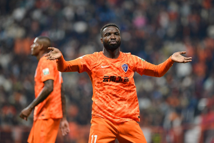 中超第4轮争议判罚引热议，奥斯卡手球破门遭