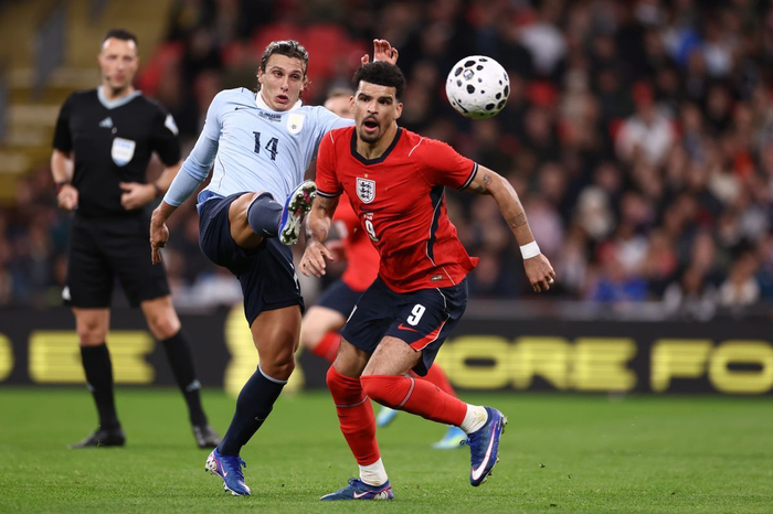 英格兰1-1乌拉圭：怀特进球送点难掩争议