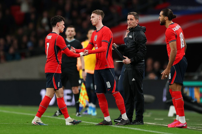 英格兰1-1乌拉圭：怀特进球送点难掩争议