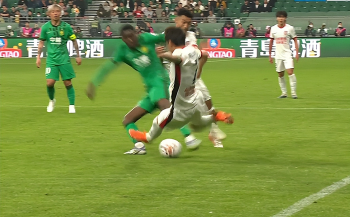 国安三度质疑裁判判罚，VAR视频或定胜负